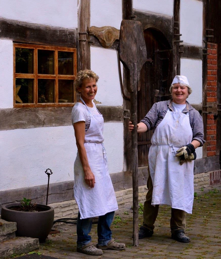 2018 Gabi und Marita vor dem Backhaus.webp